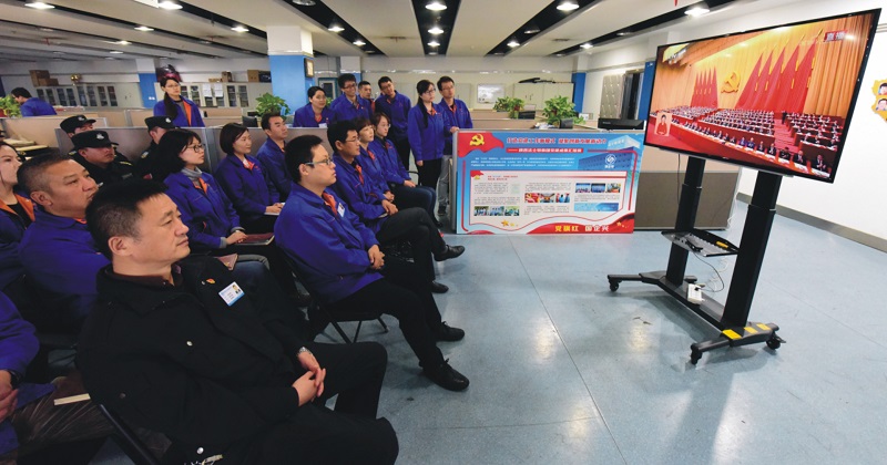 4.黨的十九大在北京人民大會堂隆重開幕,集團公司廣大黨員員工準(zhǔn)時走進黨員活動室、車間會議室和辦公室觀看開幕會盛況。.jp